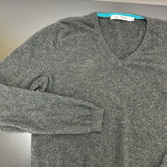 Isle Gray 100% Pure Cashmere Sweater Med V-Neckline Staple Minimalist Classic - Picture 3 of 11